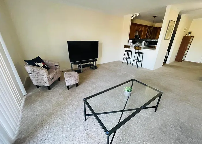 Charming 2Br 2B In Elkins Park, Parking, Pool